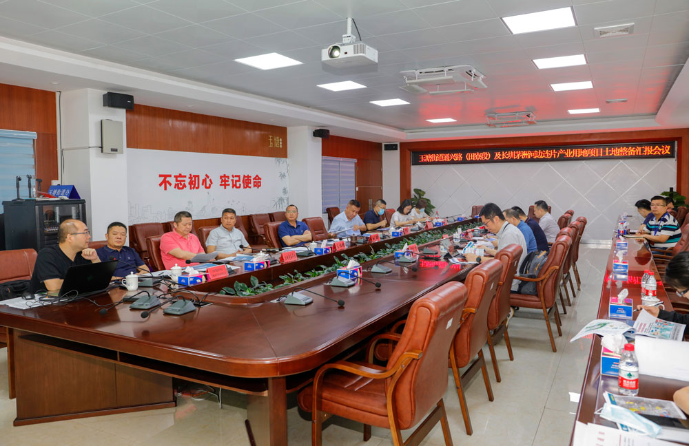 3月31日上午，光明区城市更新和土地整备局主要负责人率队赴玉塘街道调研重大项目土地整备工作.jpg