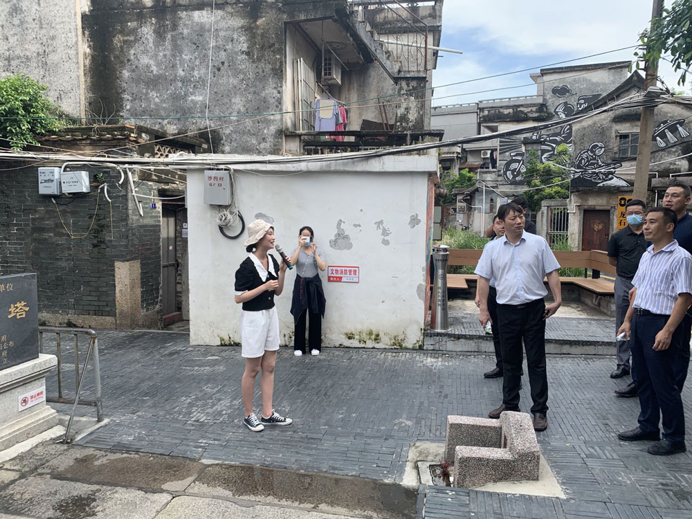 8月11日下午，光明区城市更新和土地整备局分管负责人率队，到光明区公明老墟、宝安区沙井大街片区重点城市更新单元（金蚝小镇）现场调研历史文化保护情况，公明街道及相关单位负责人一同参加。.jpg